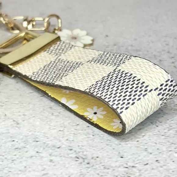 Louis Vuitton Lock & Key #307 with a Damier Canvas Loop Keychain – Floral Charm - Picture 4 of 6